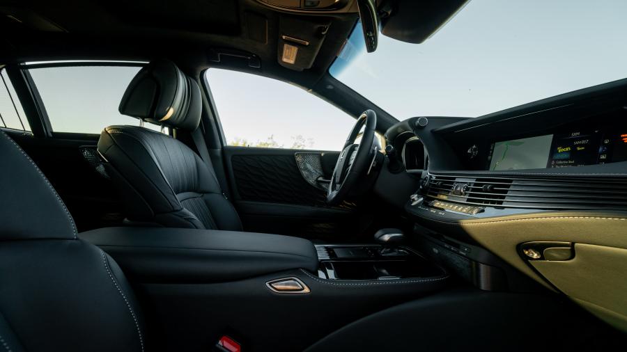 Интерьер Lexus LS500h 2017 года  (NA) (фото 35 из 40)